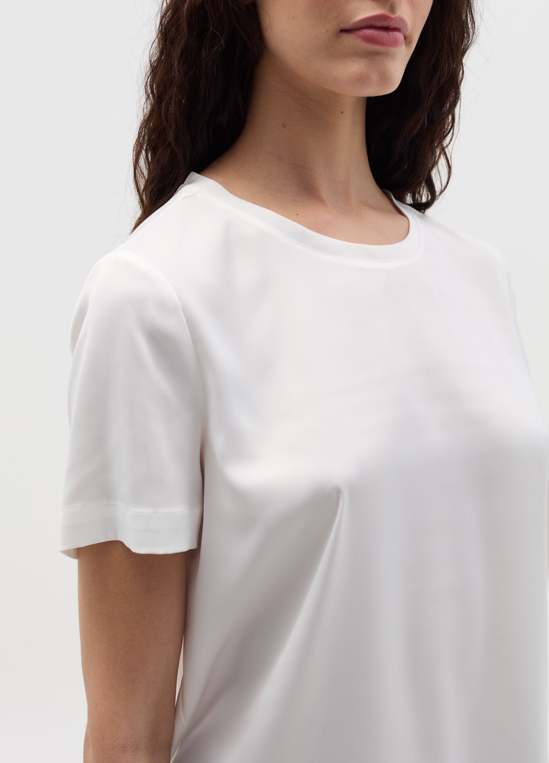 Blusa in satin a maniche corte