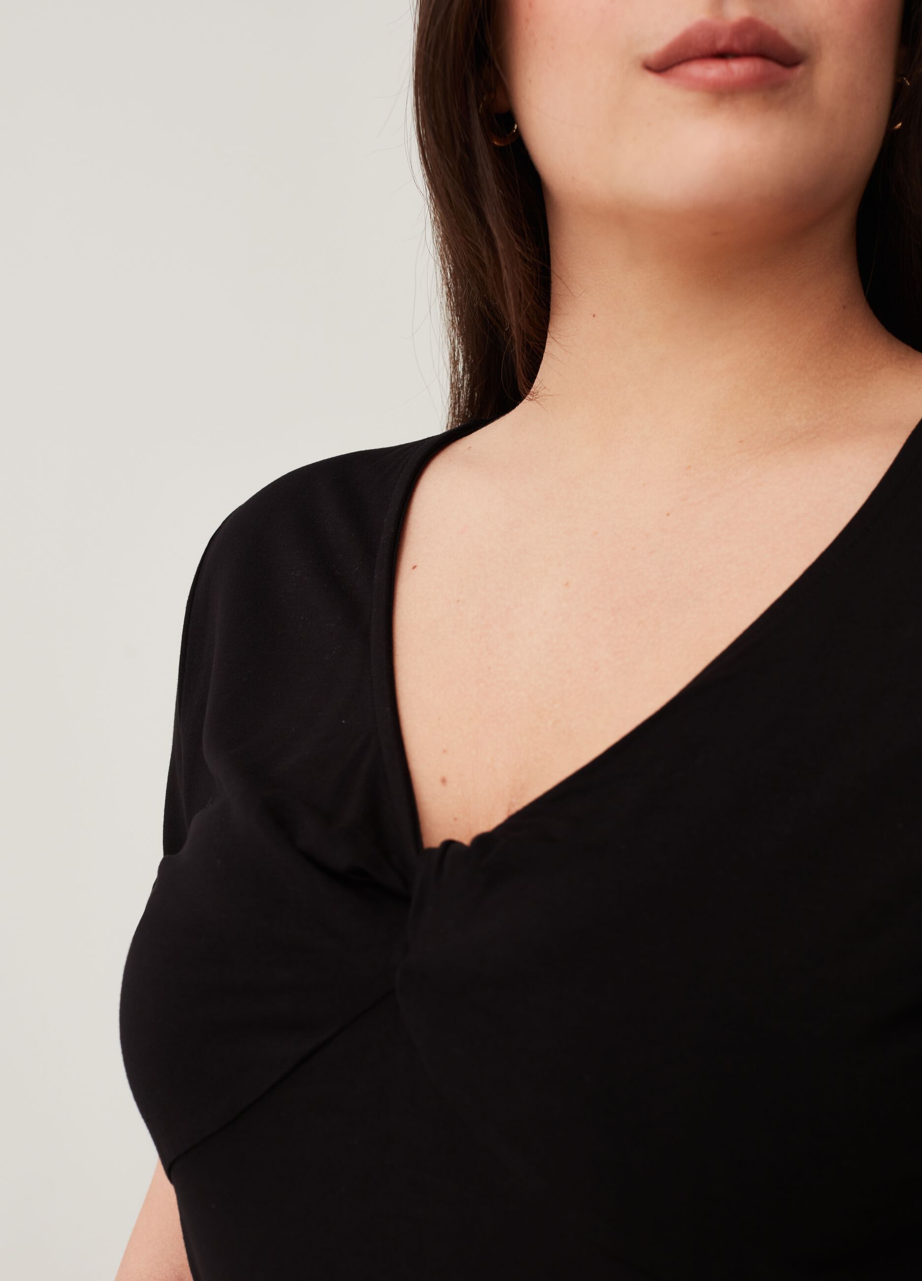 T-shirt con scollo a V e nodo Curvy_3