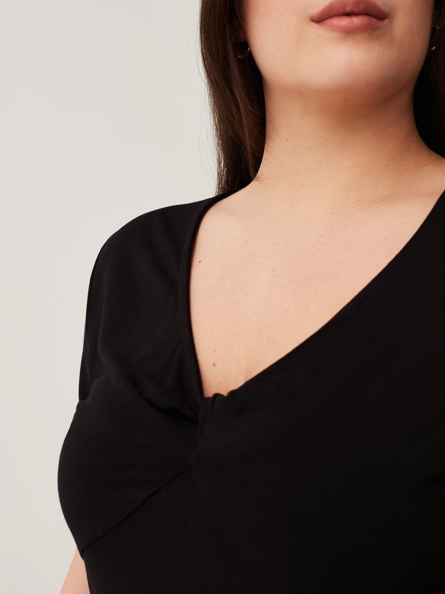 T-shirt con scollo a V e nodo Curvy_3