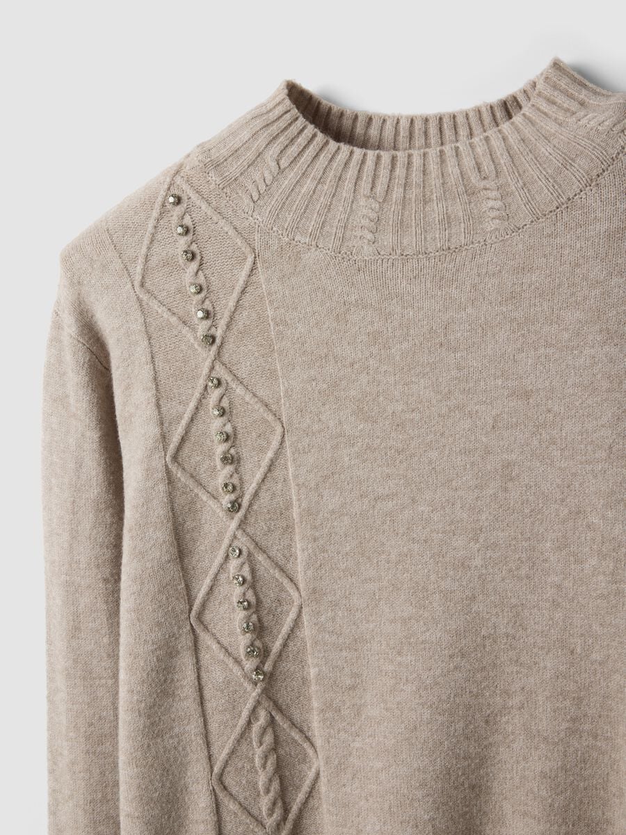 Maglia beige in misto viscosa con collo alto a costine regular fit_5