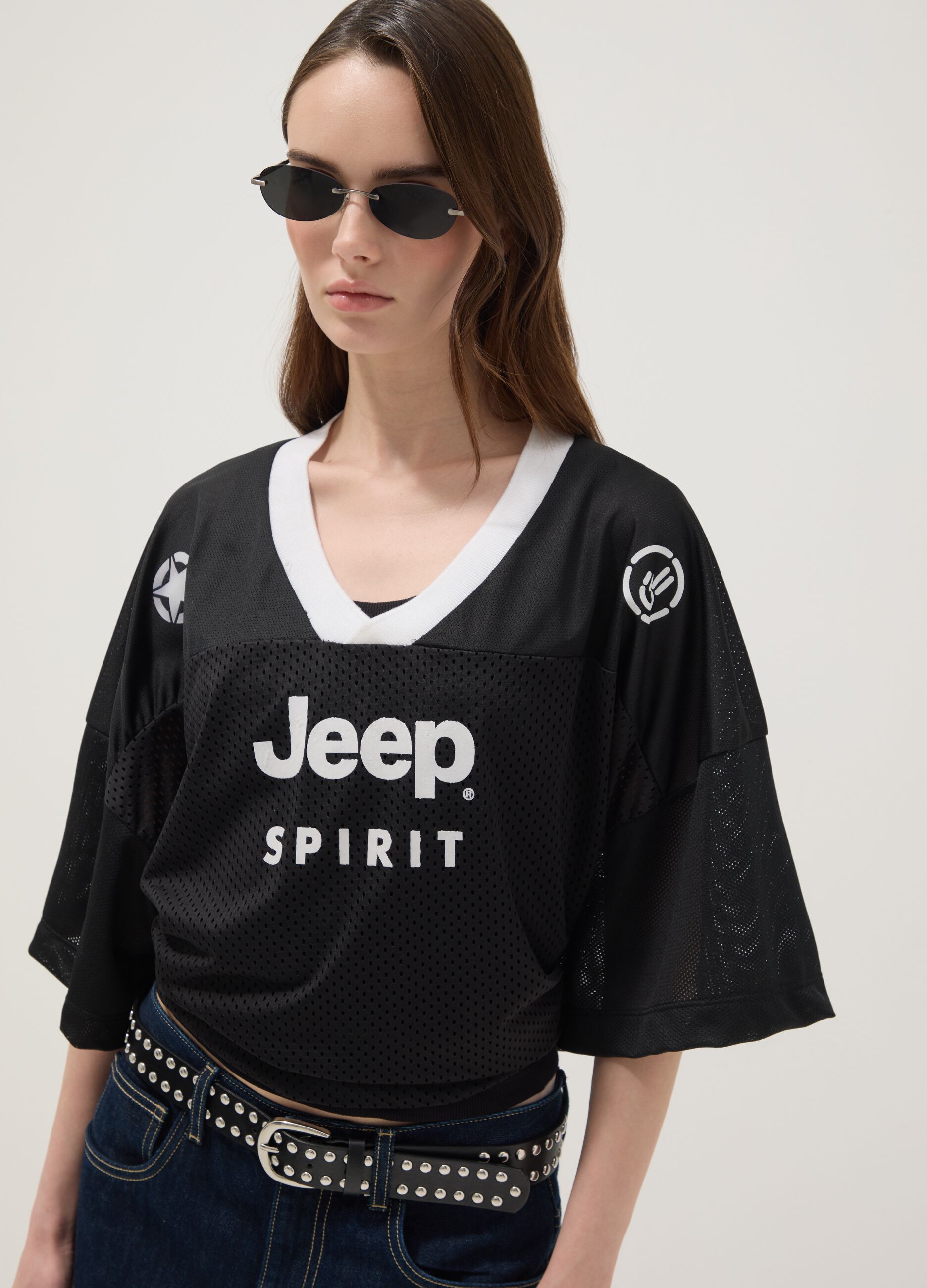 T-shirt nera a maniche corte con inserto traforato regular fit
