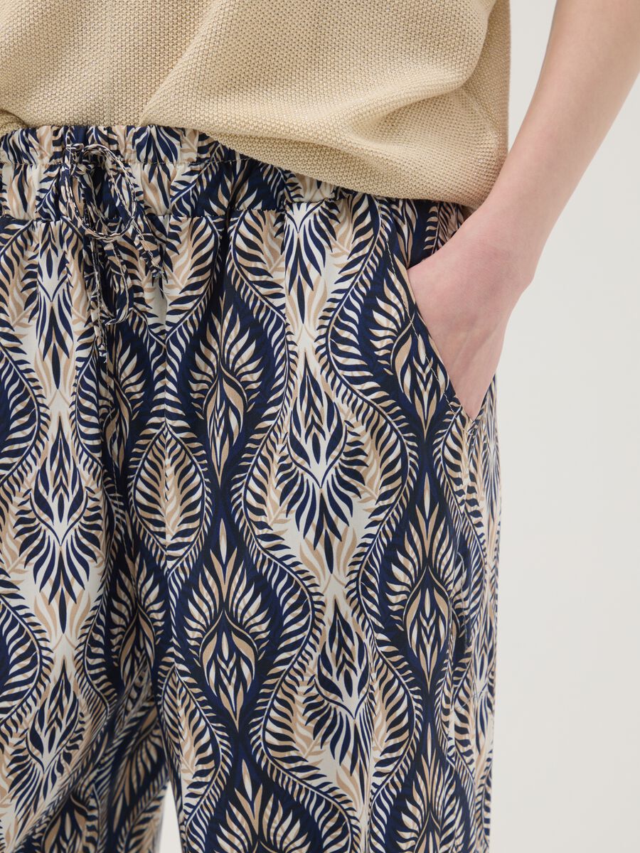 Blue pure-viscose trousers with all-over print, regular fit_3