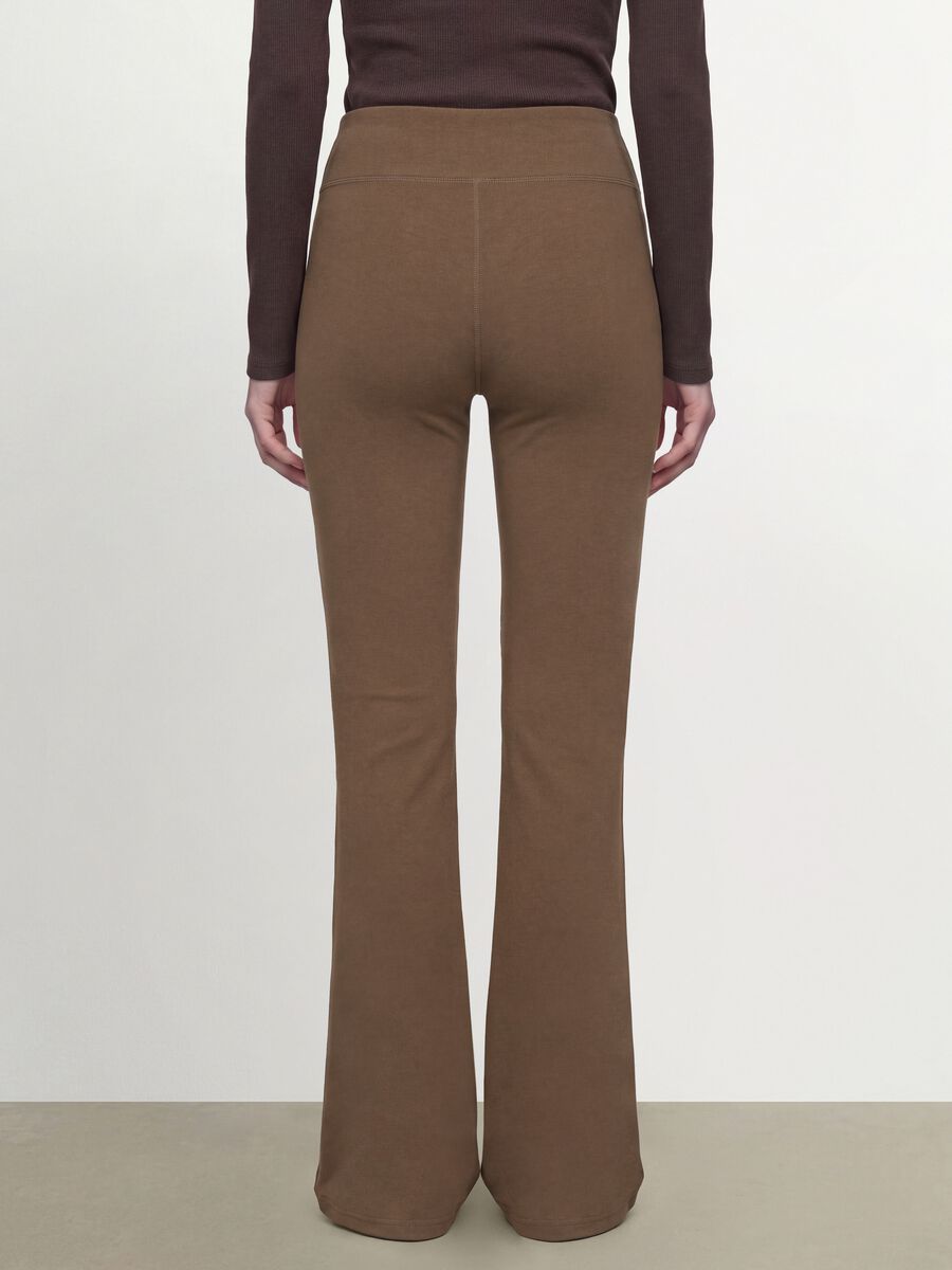 Leggings marroni flare fit in viscosa jersey elasticizzata_4