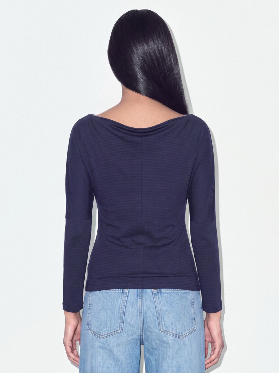 T-shirt blu in viscosa elasticizzata con scollo a barchetta_3