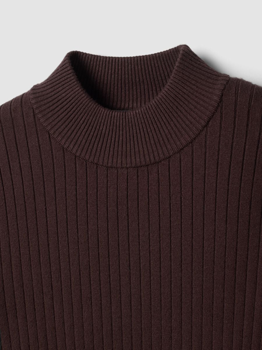 Maglia marrone in misto viscosa a coste con collo rialzato_5