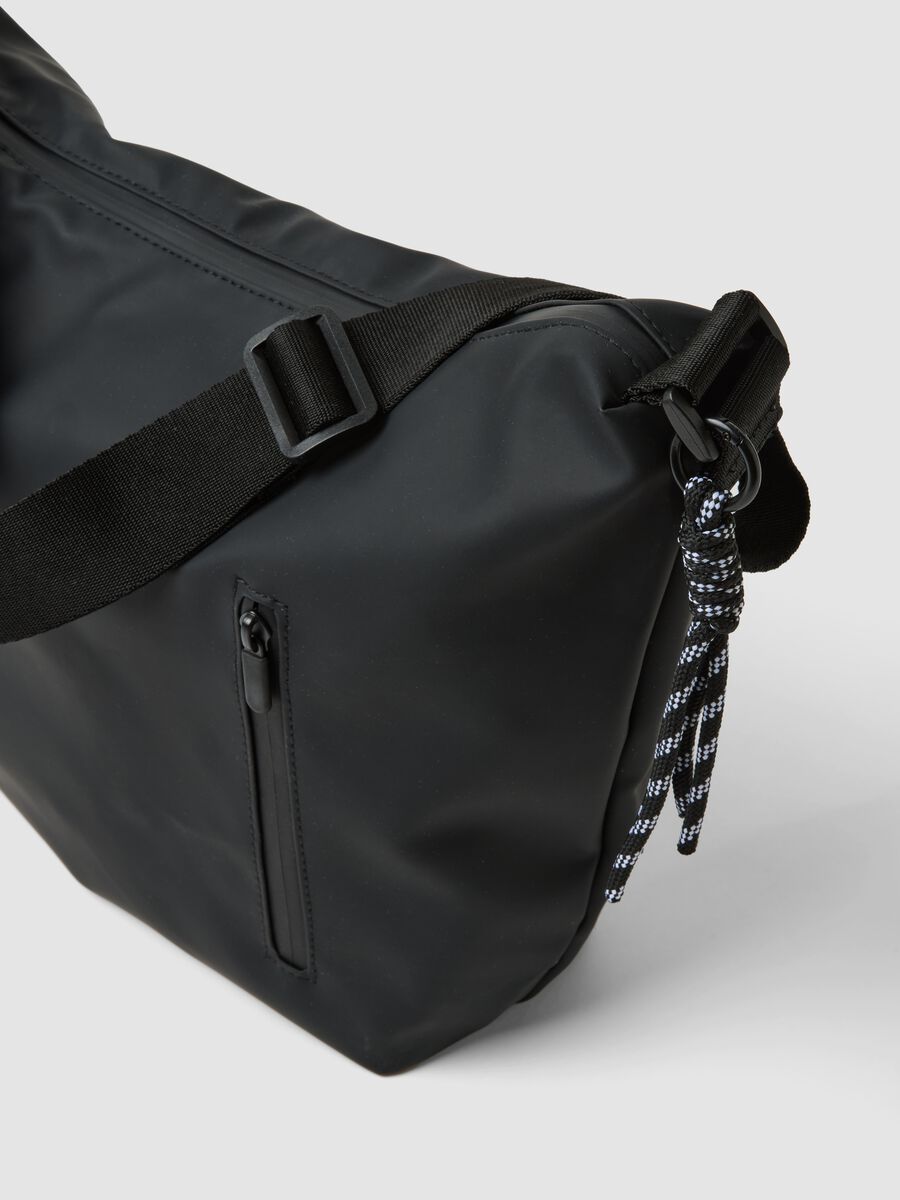 Black shoulder bag with adjustable strap_1