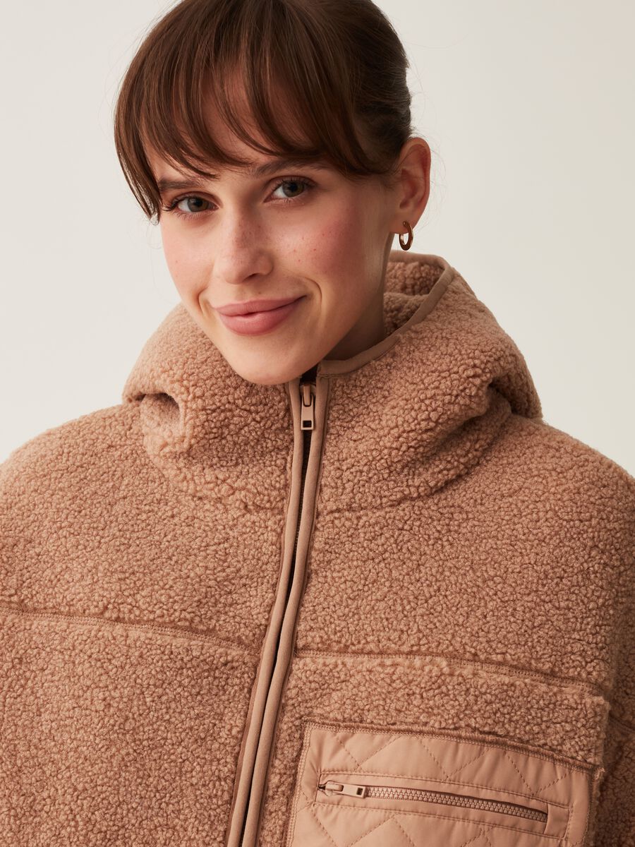 Giacca corta in sherpa con cappuccio_1