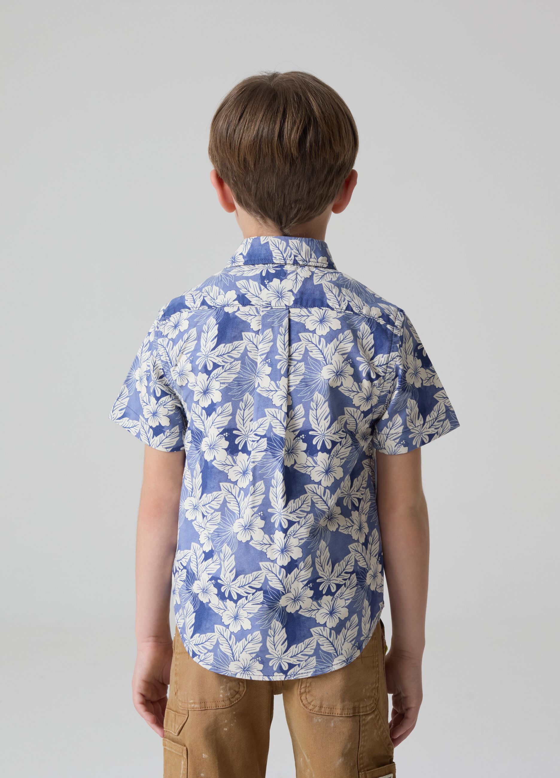 Short-sleeved shirt with Hawaiian print