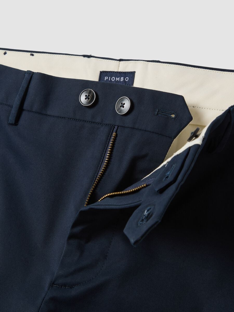 Pantaloni chino blu in twill di cotone elasticizzato regular fit_1