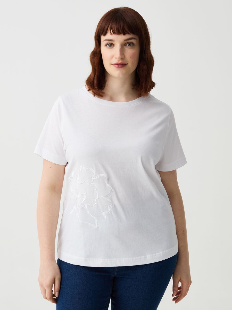 Curvy T-shirt with floral embroidery_0
