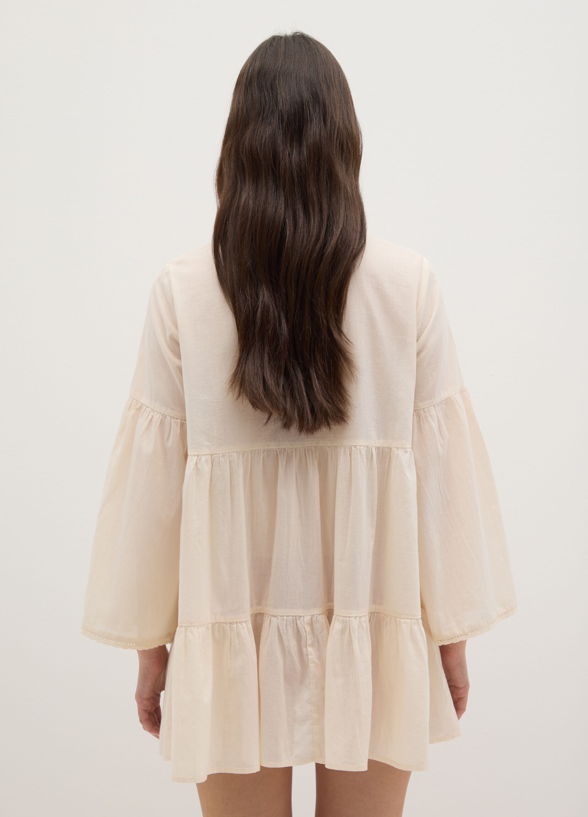 Copricostume corto da donna in puro cotone beige con dettagli ricamati