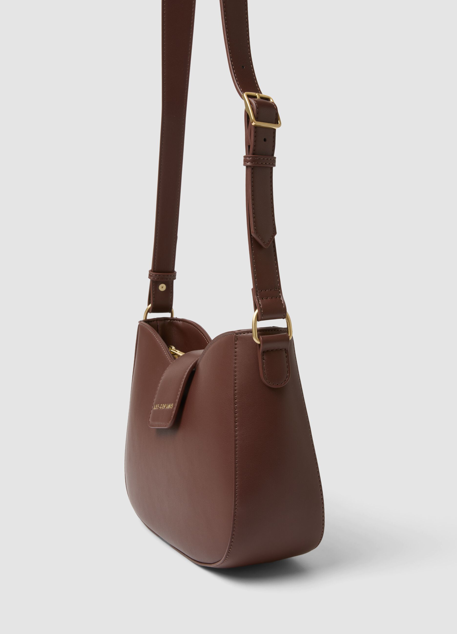 Borsa a spalla marrone con patta e tracolla regolabile