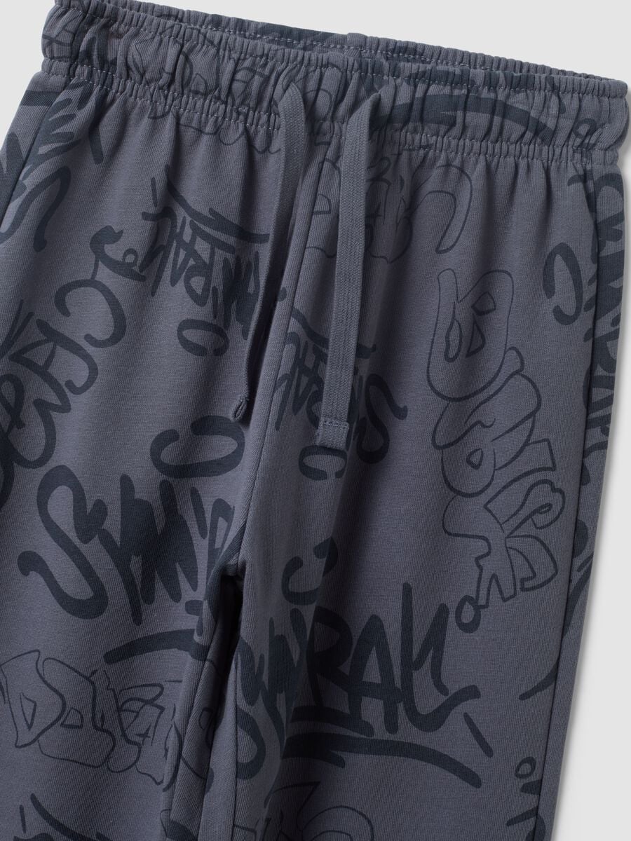 Grey oversized cotton jogger trousers with all-over print for boys_2