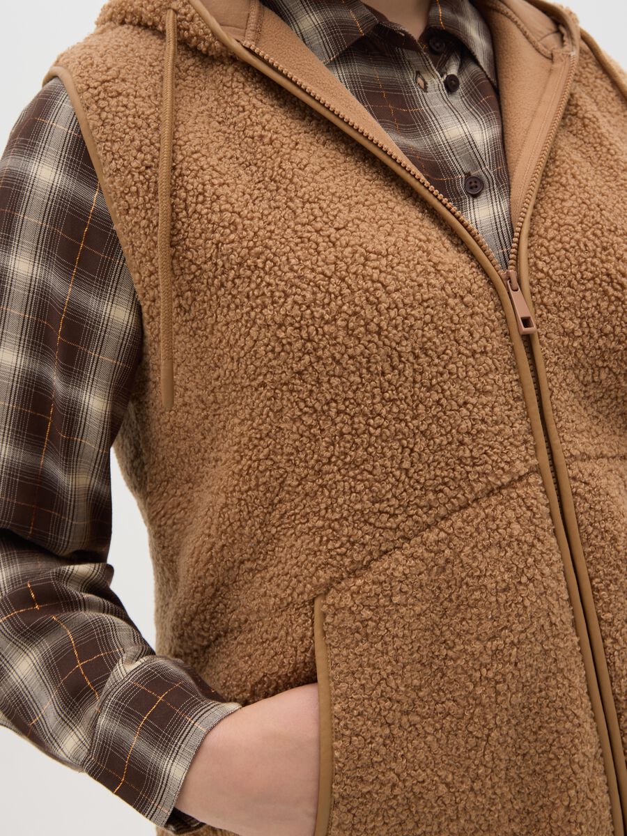 Gilet marrone regular fit con zip e cappuccio_3