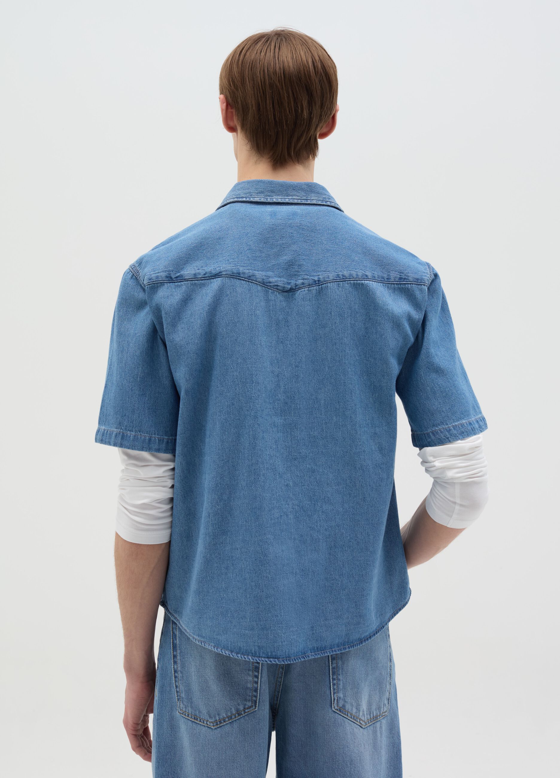 Short-sleeved shirt in denim with pockets