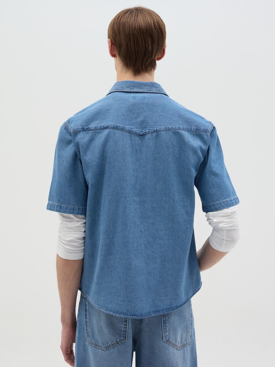 Short-sleeved shirt in denim with pockets_3