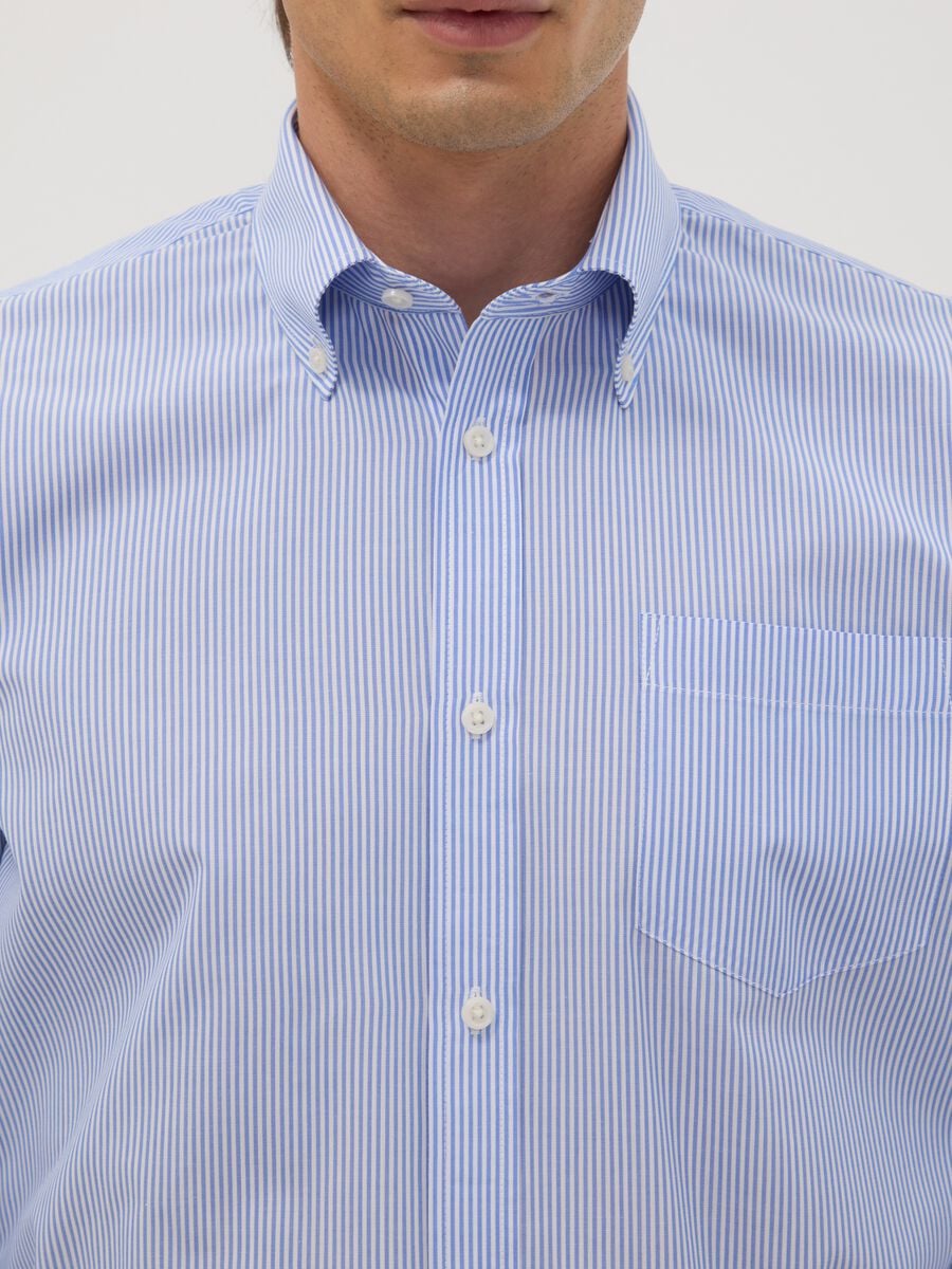 Camicia azzurra a righe in misto cotone con collo button down easy iron regular fit_1