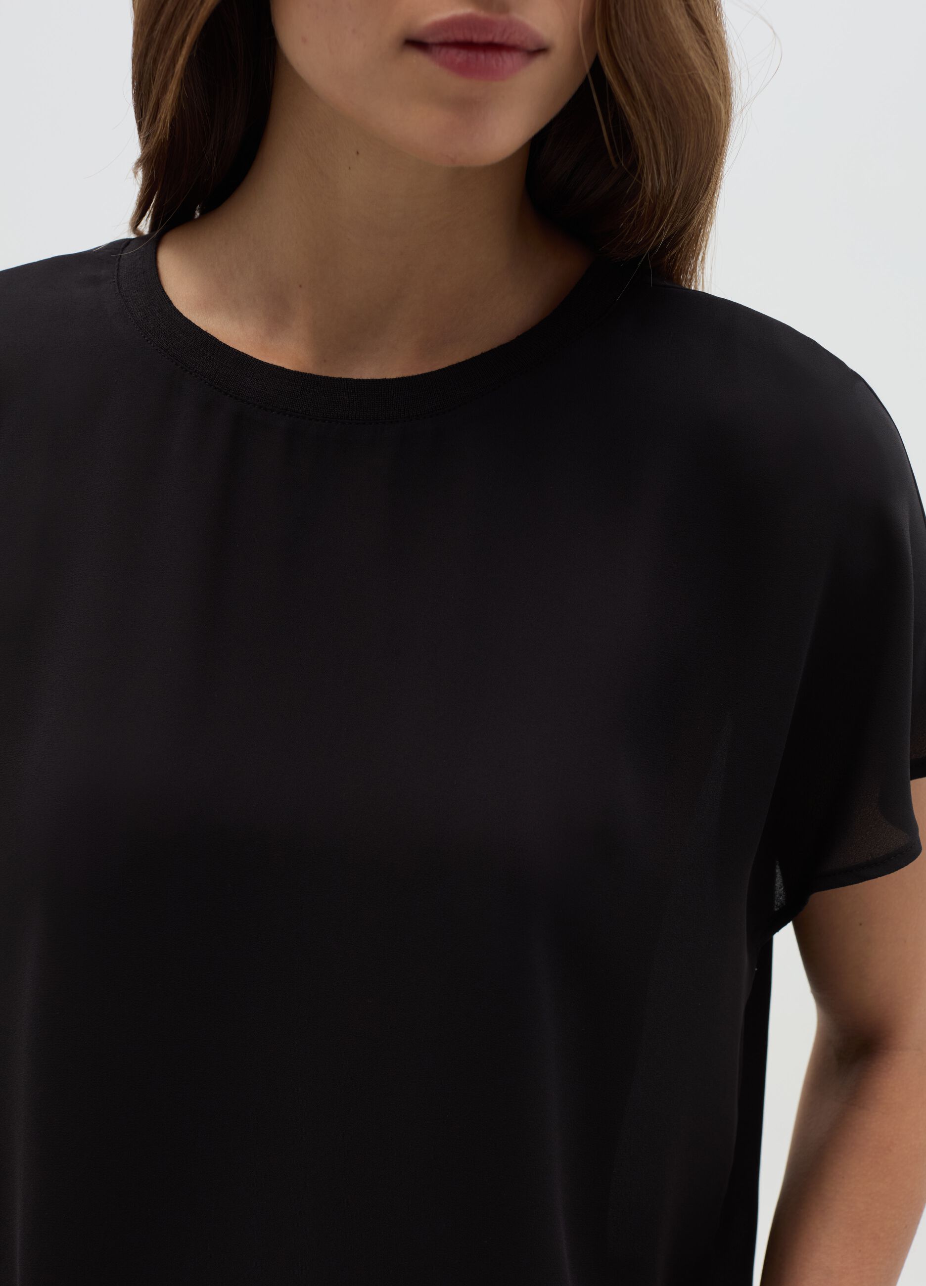 Solid colour blouse in crêpe