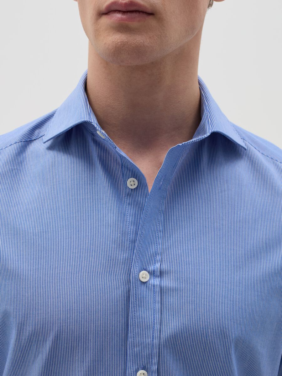 Slim-fit easy-iron shirt with thin stripes_2