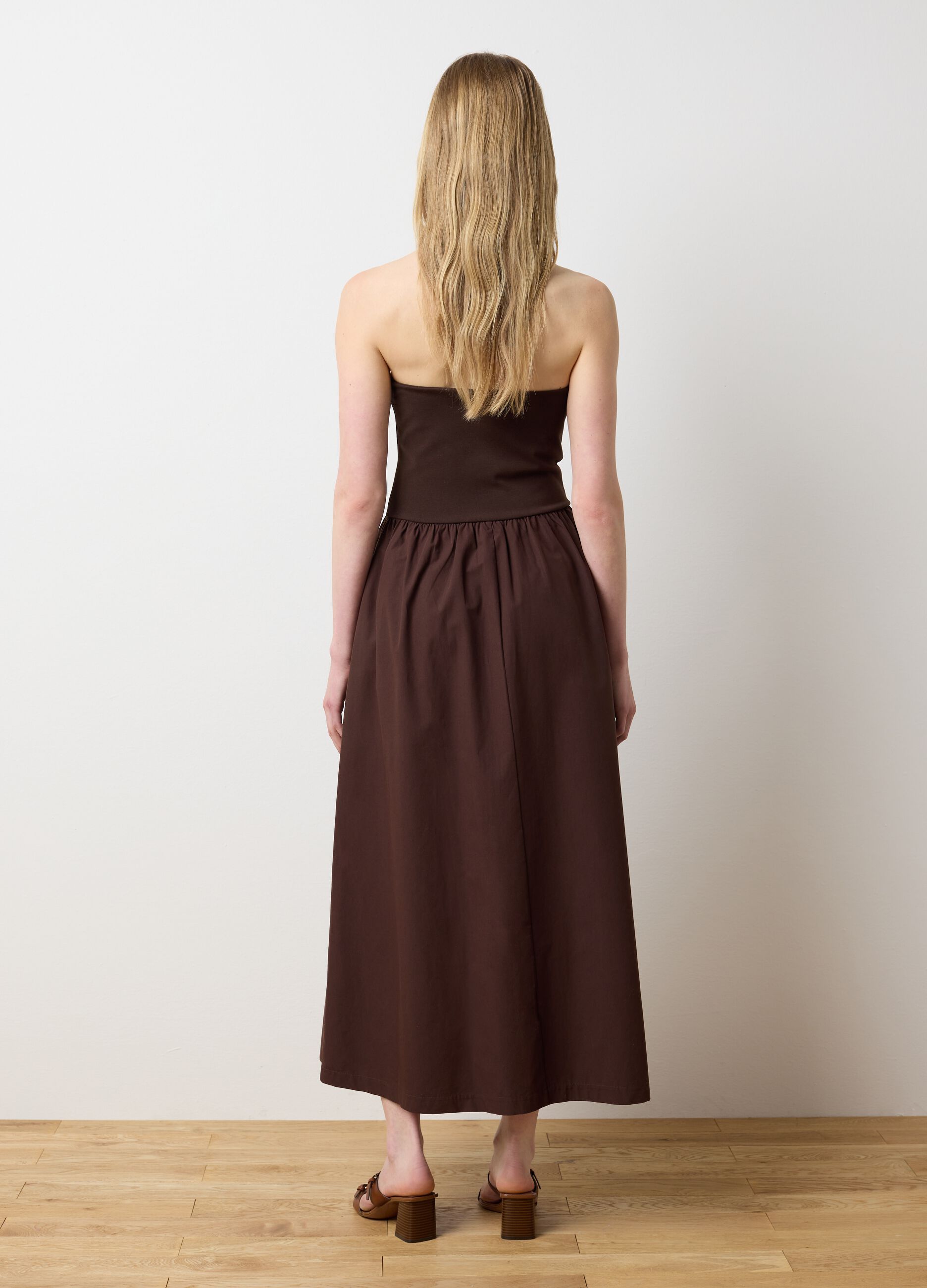 Vestito lungo con top a fascia marrone