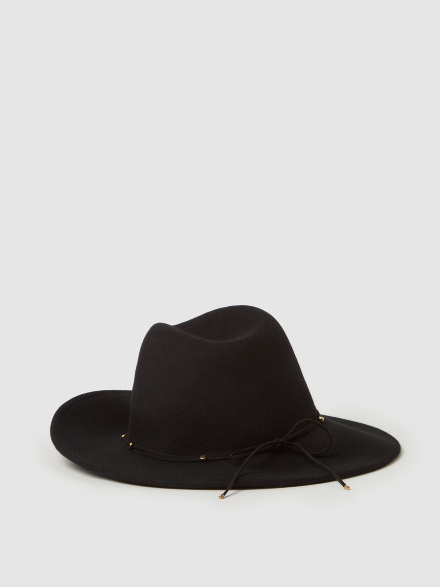 Wide-brimmed hat with laces_1