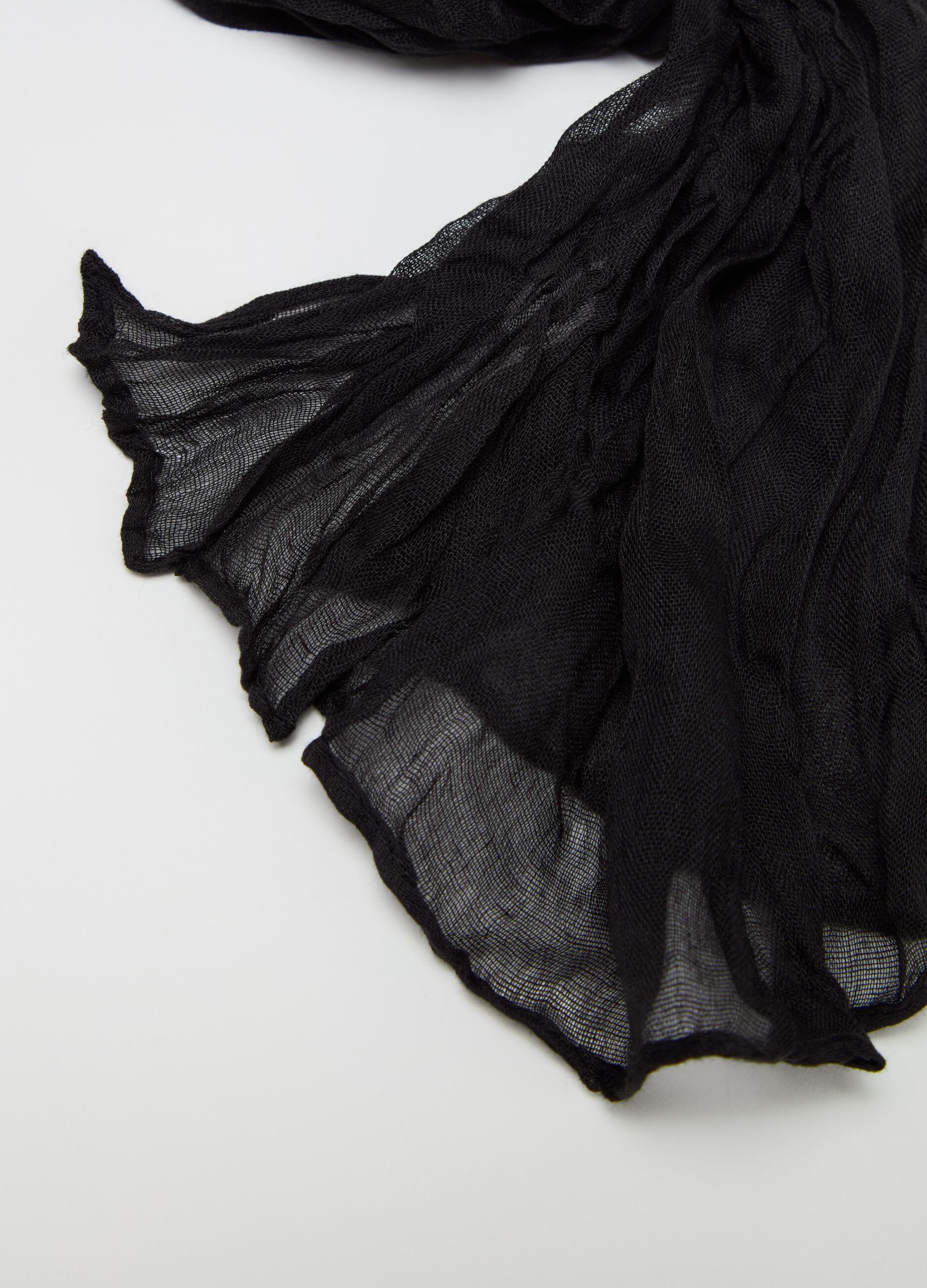 Solid colour crinkle-effect scarf