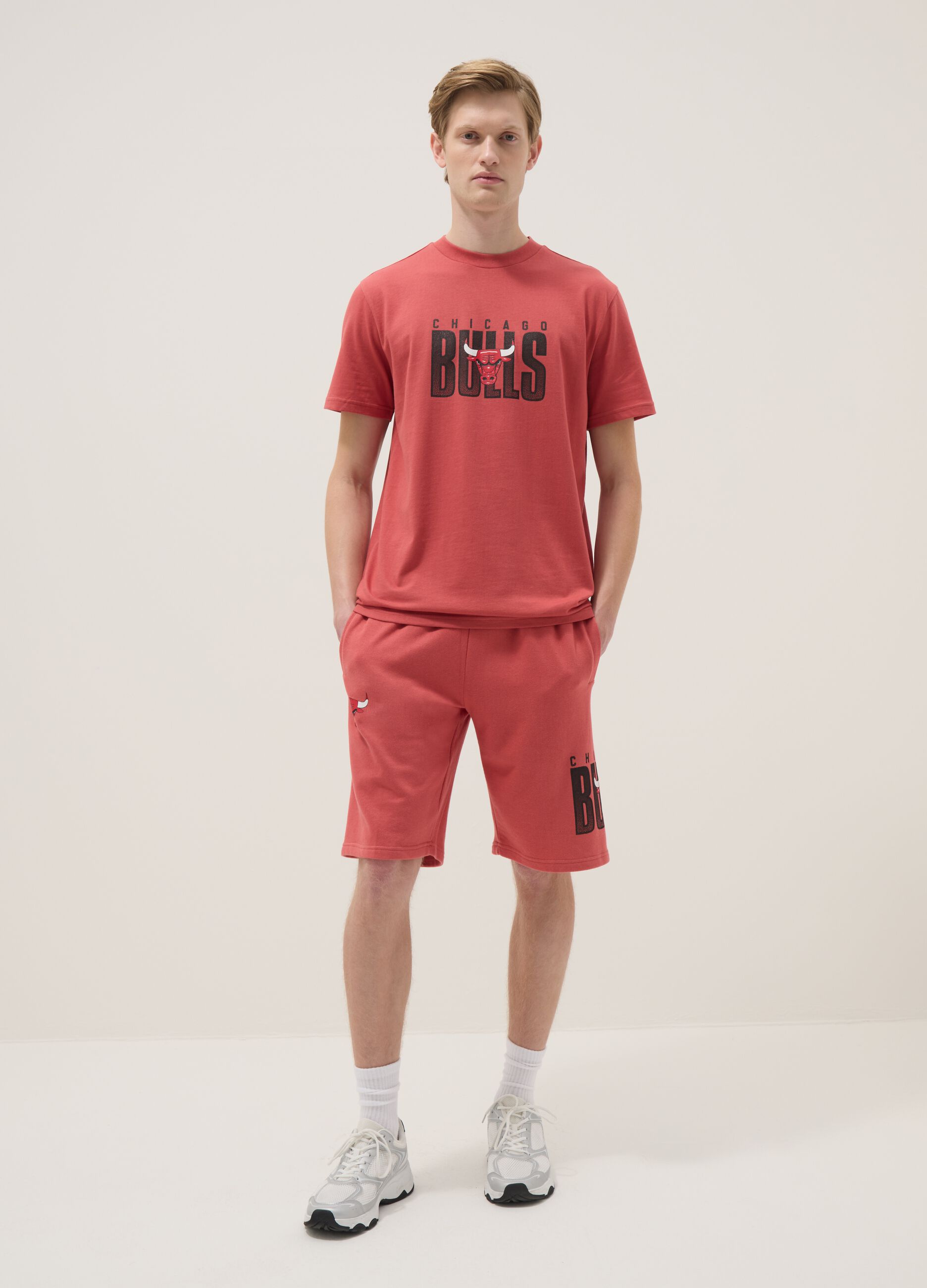 Red cotton blend shorts regular fit with Chicago Bulls print