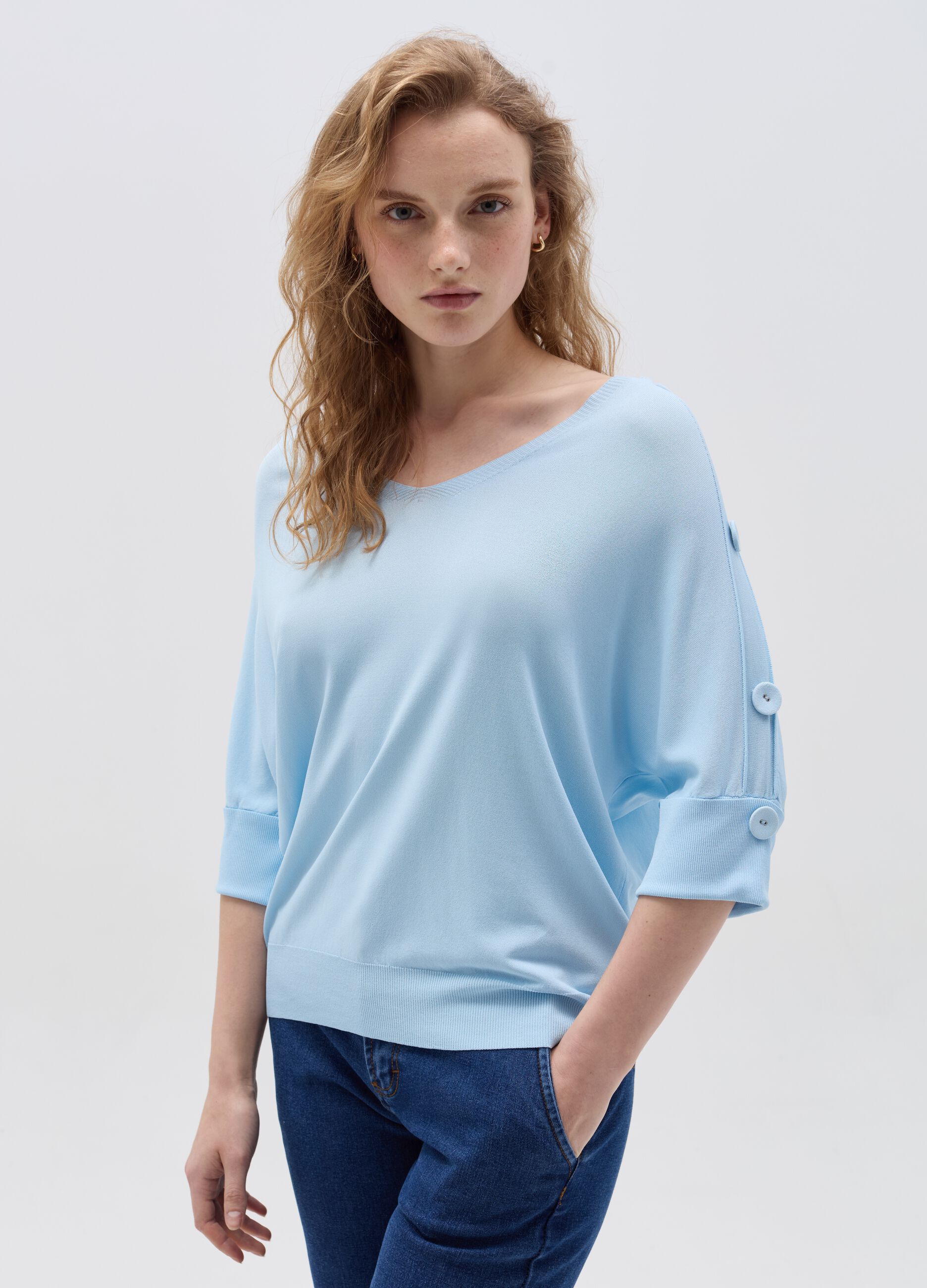 Top with three-quarter sleeves with buttons