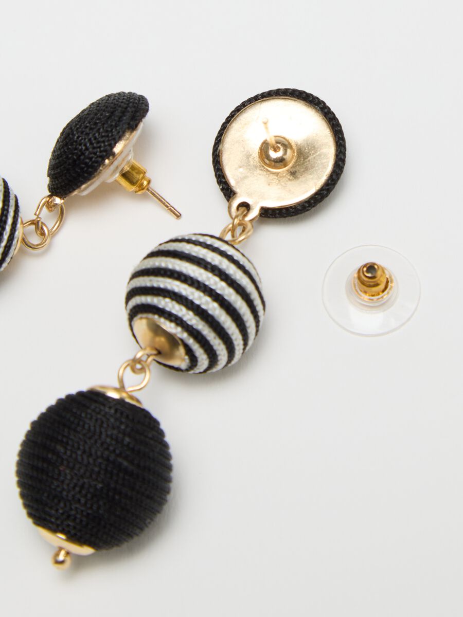 Black and white pendant earrings with spheres_1