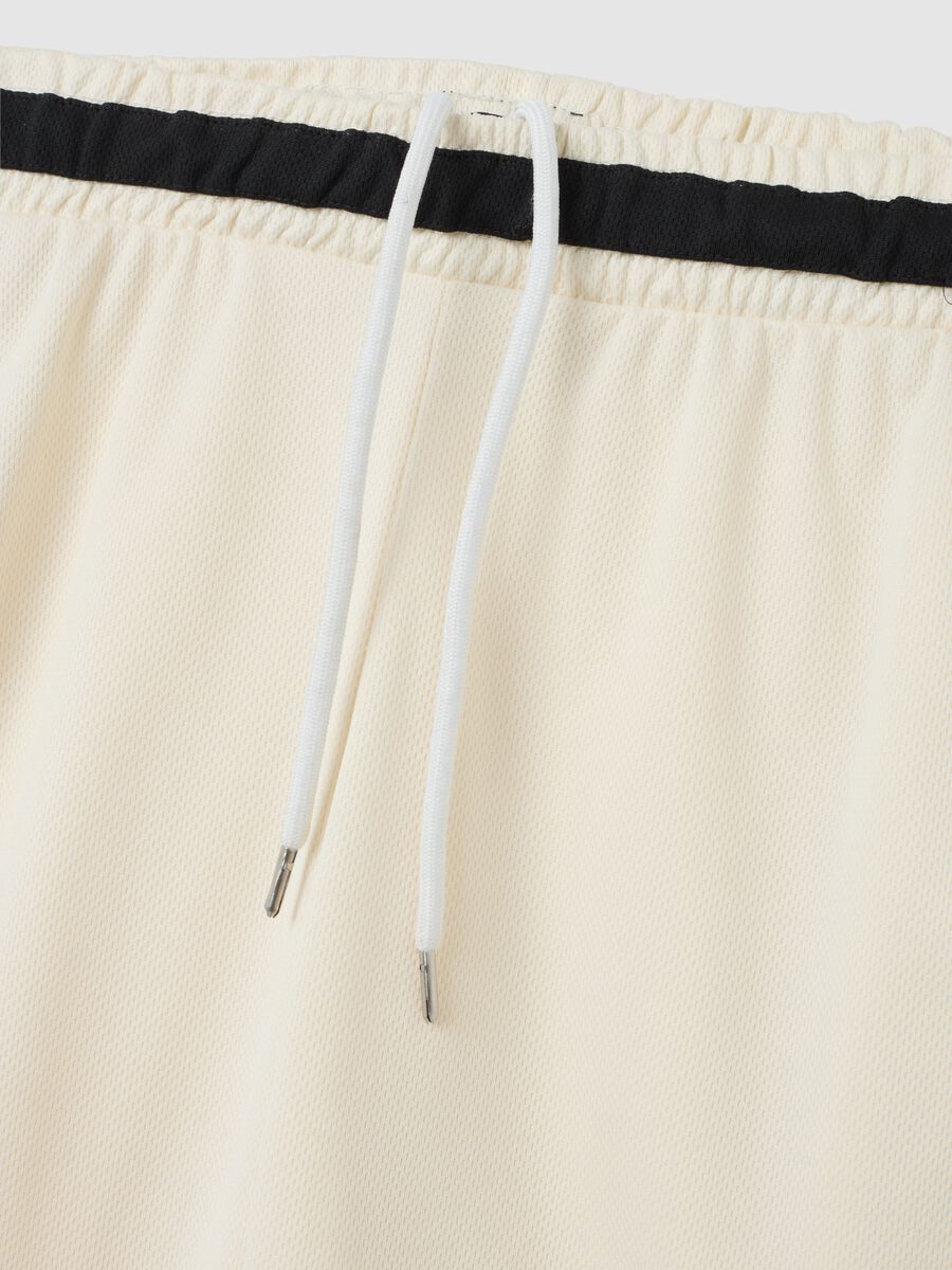 Men's white regular fit fabric shorts_5