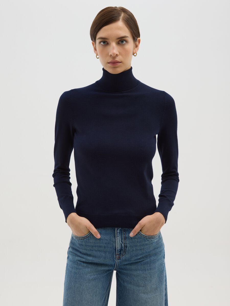 Maglione a coste blu con collo alto regular fit_0