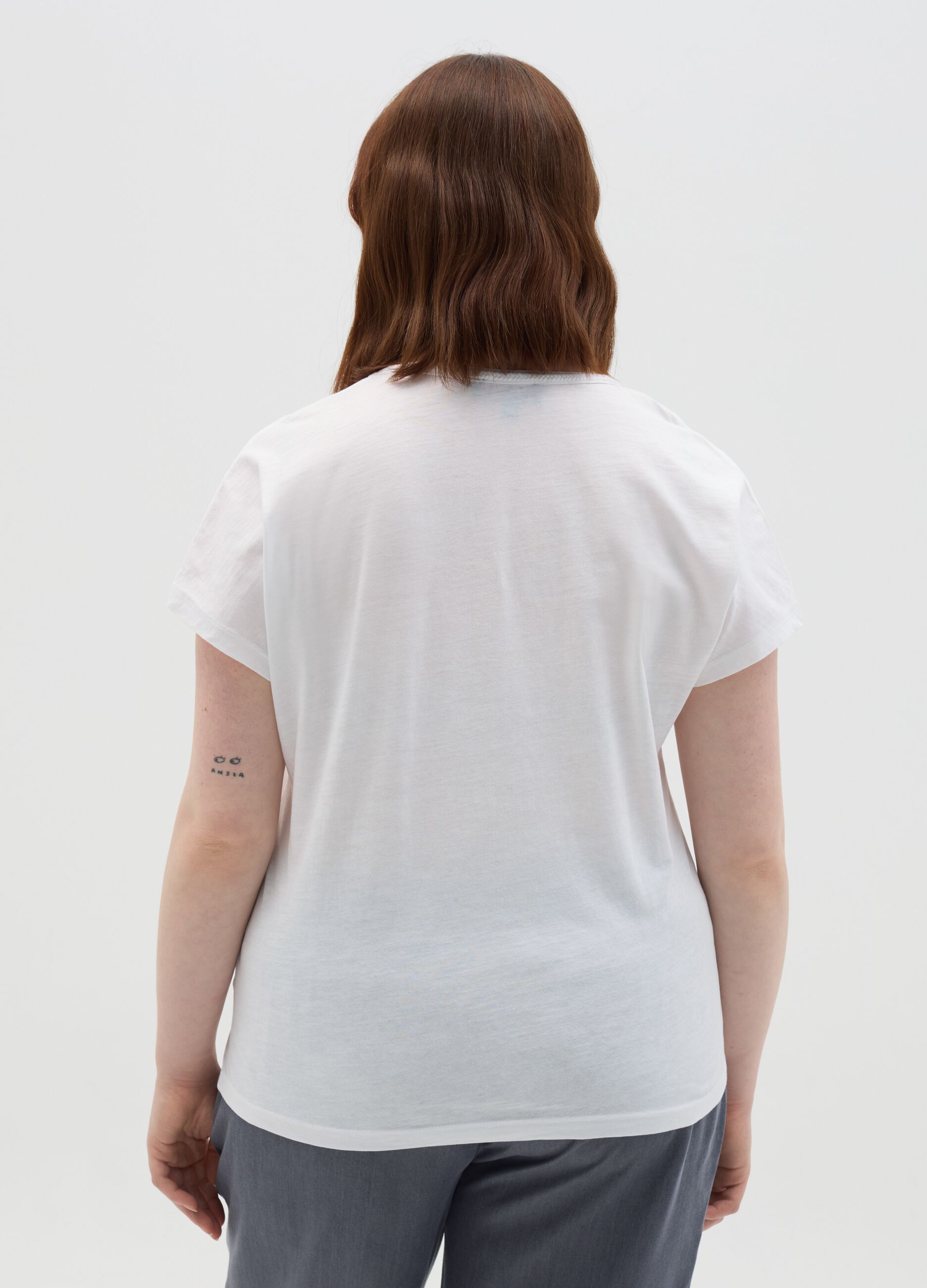 T-shirt bianca con scollo a V Curvy