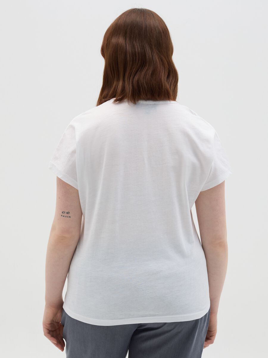 Curvy white T-shirt with V neck_2