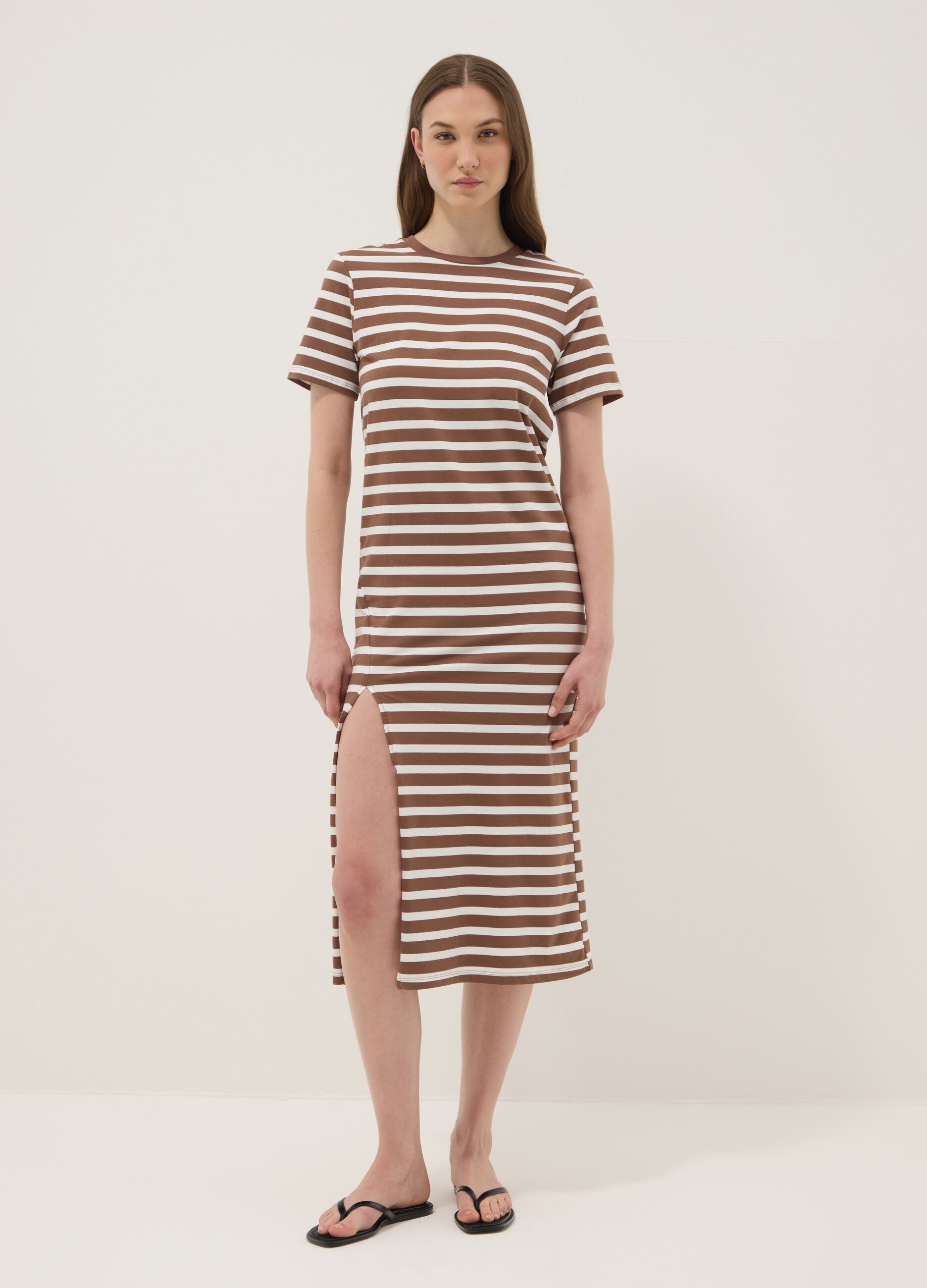 Abito midi marrone in cotone elasticizzato a righe