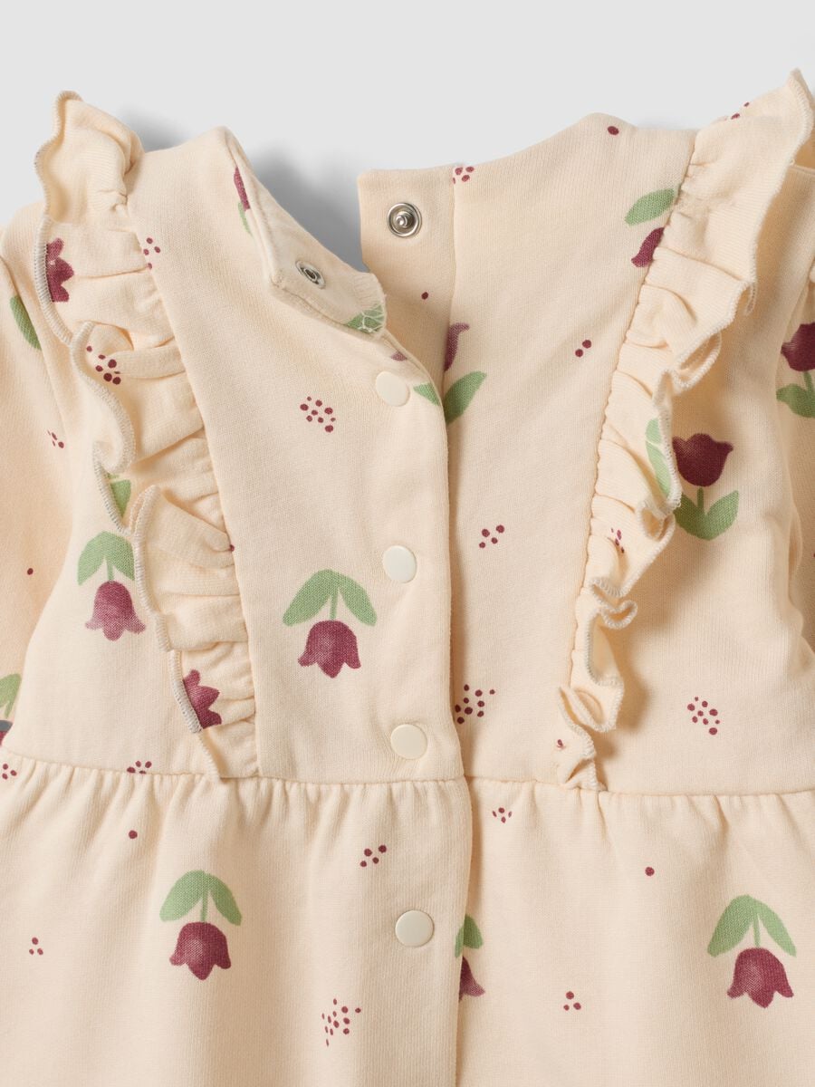 Tutina beige in puro cotone organico con stampa floreale per neonata_3