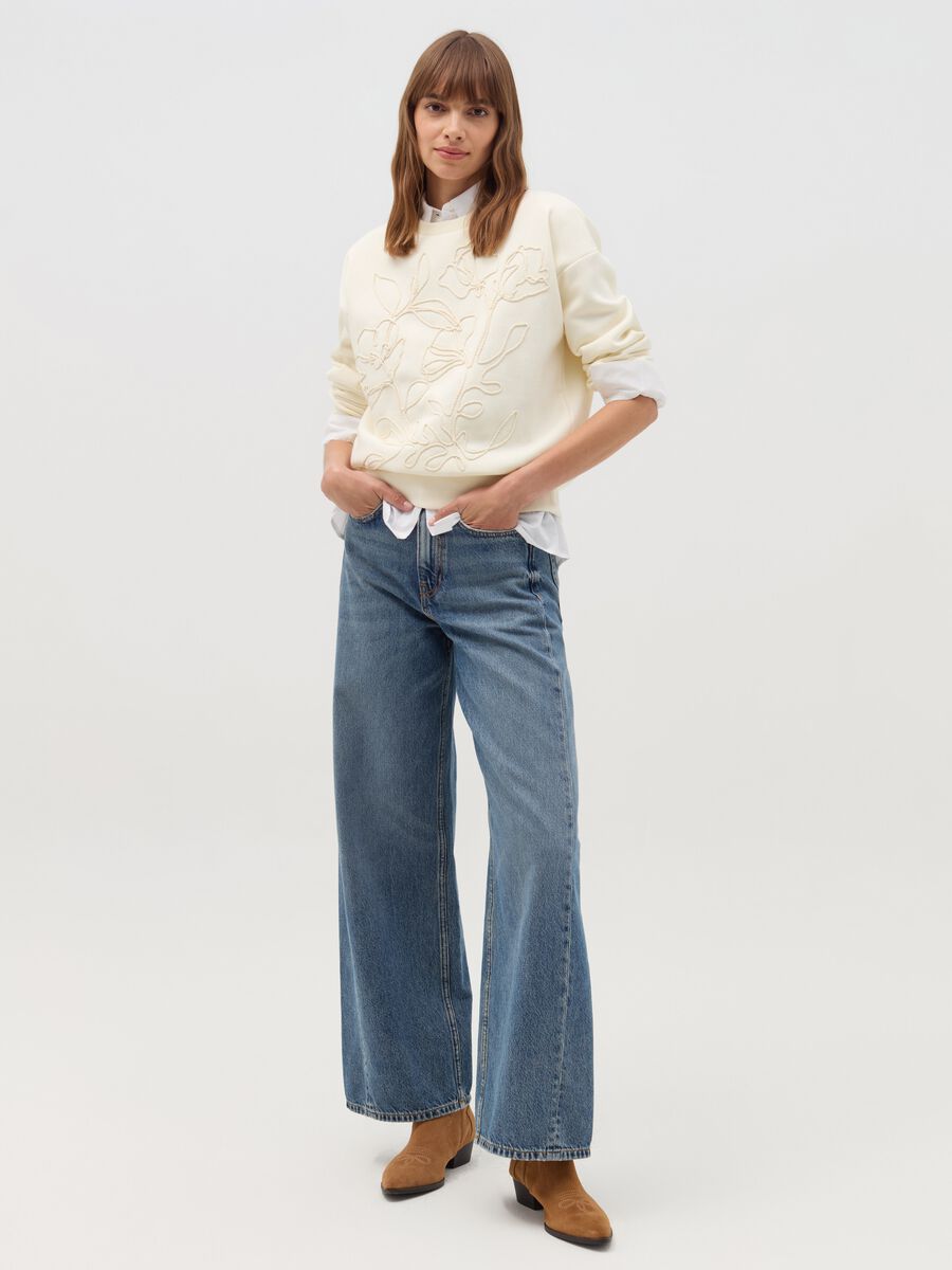 Sweatshirt with floral embroidery and round neck_1