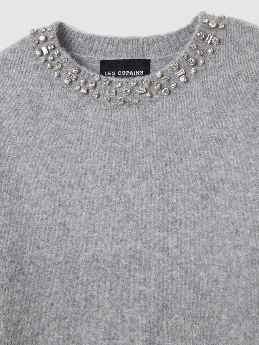 Maglione grigio regular fit con collo gioiello_5