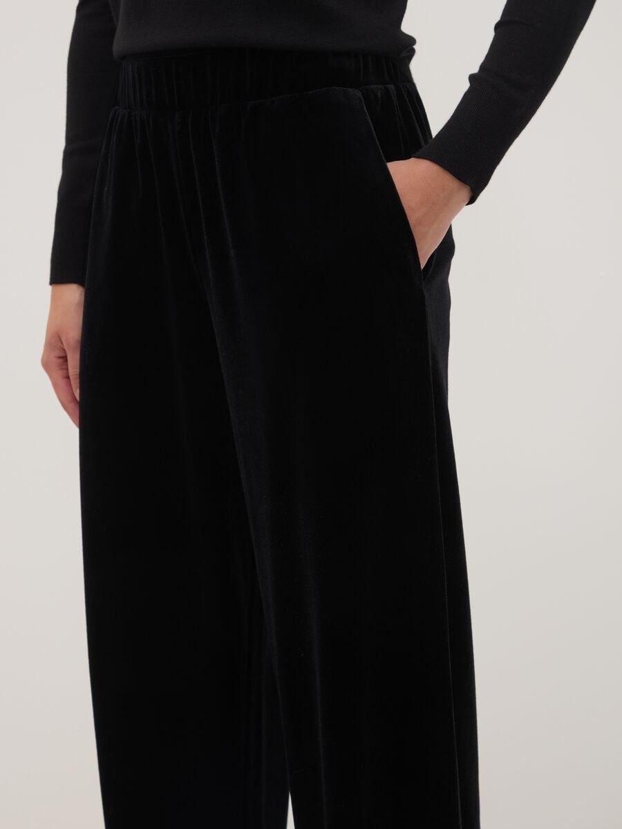 Pantaloni neri wide leg in tessuto velour elasticizzato_2