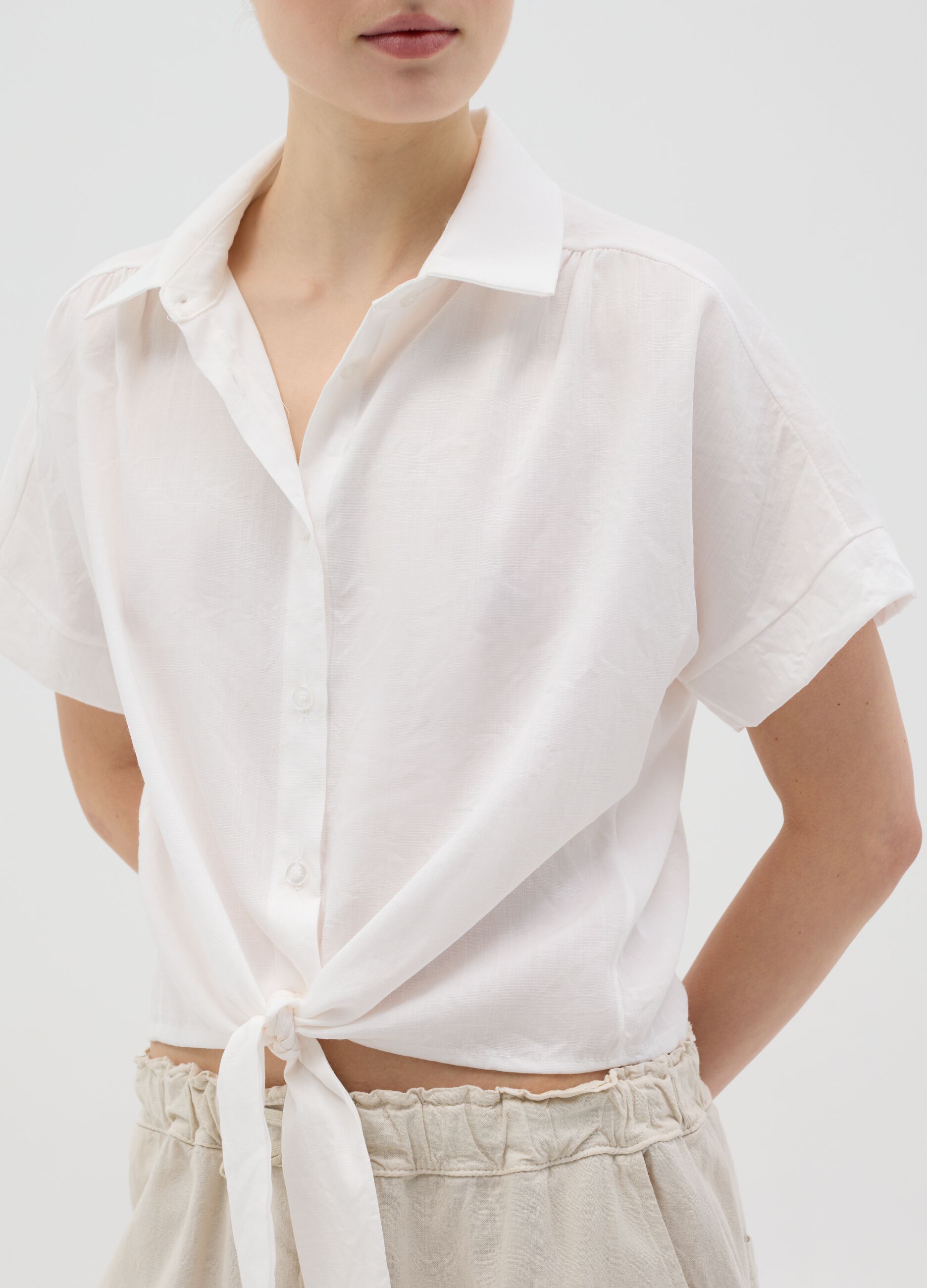 White shirt with knot and short sleeves