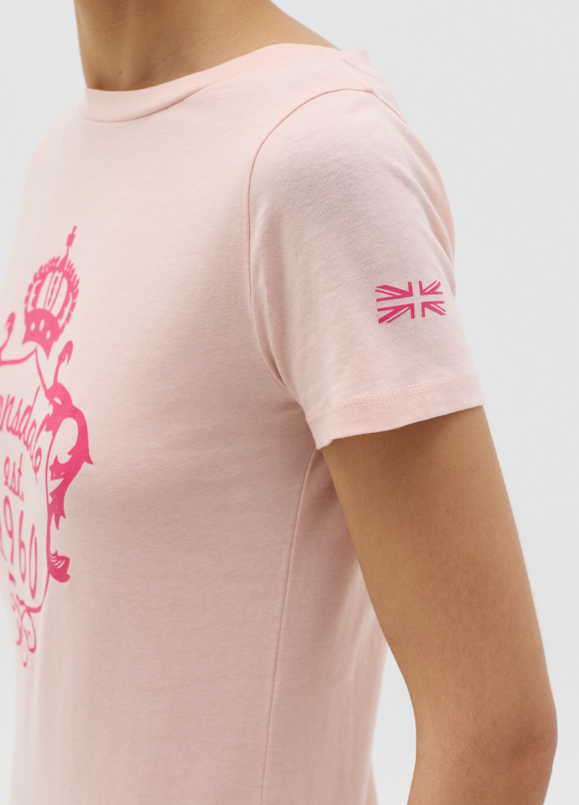 Pink T-shirt with short sleeves