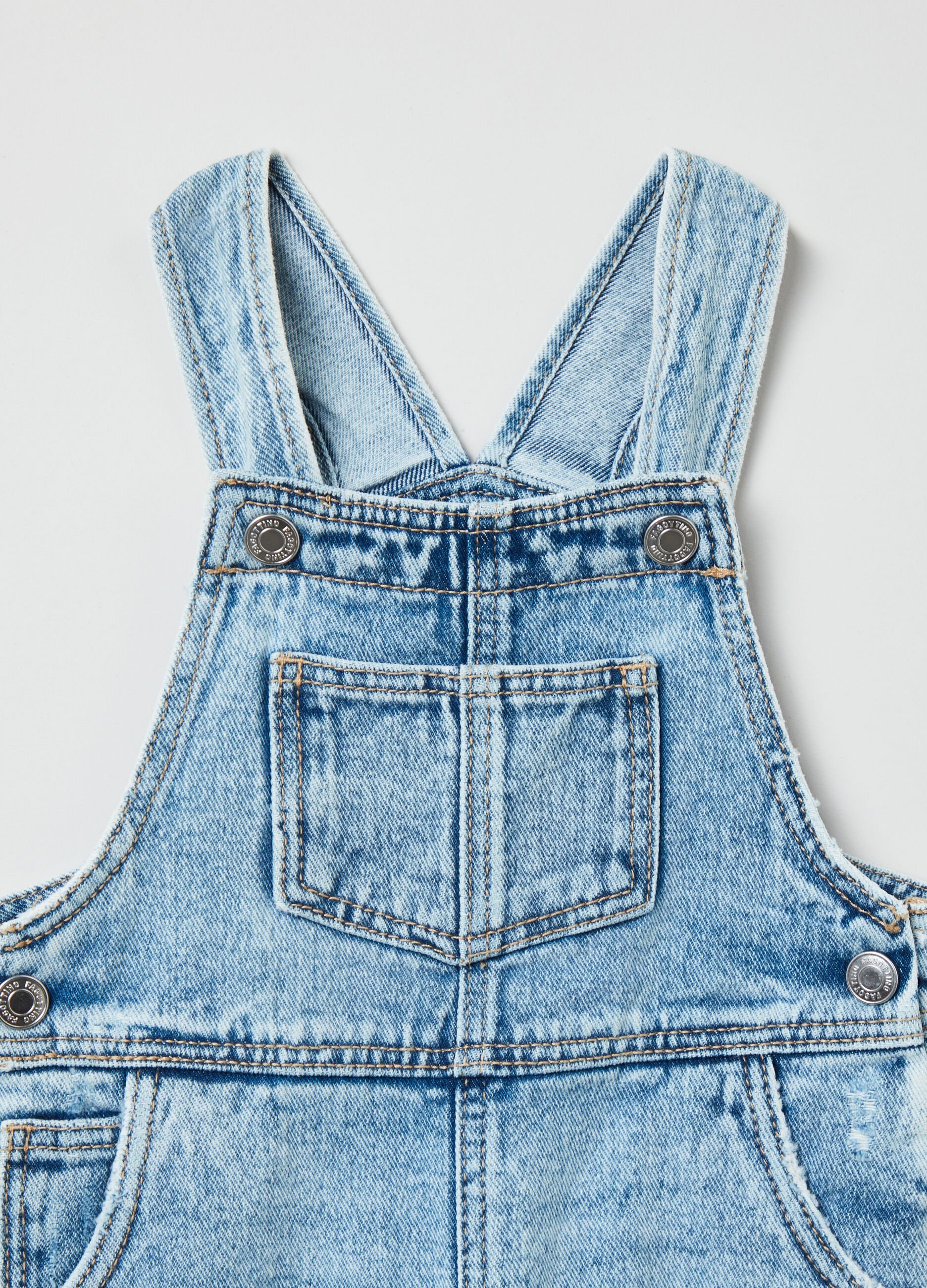 Salopette in denim con abrasioni_2
