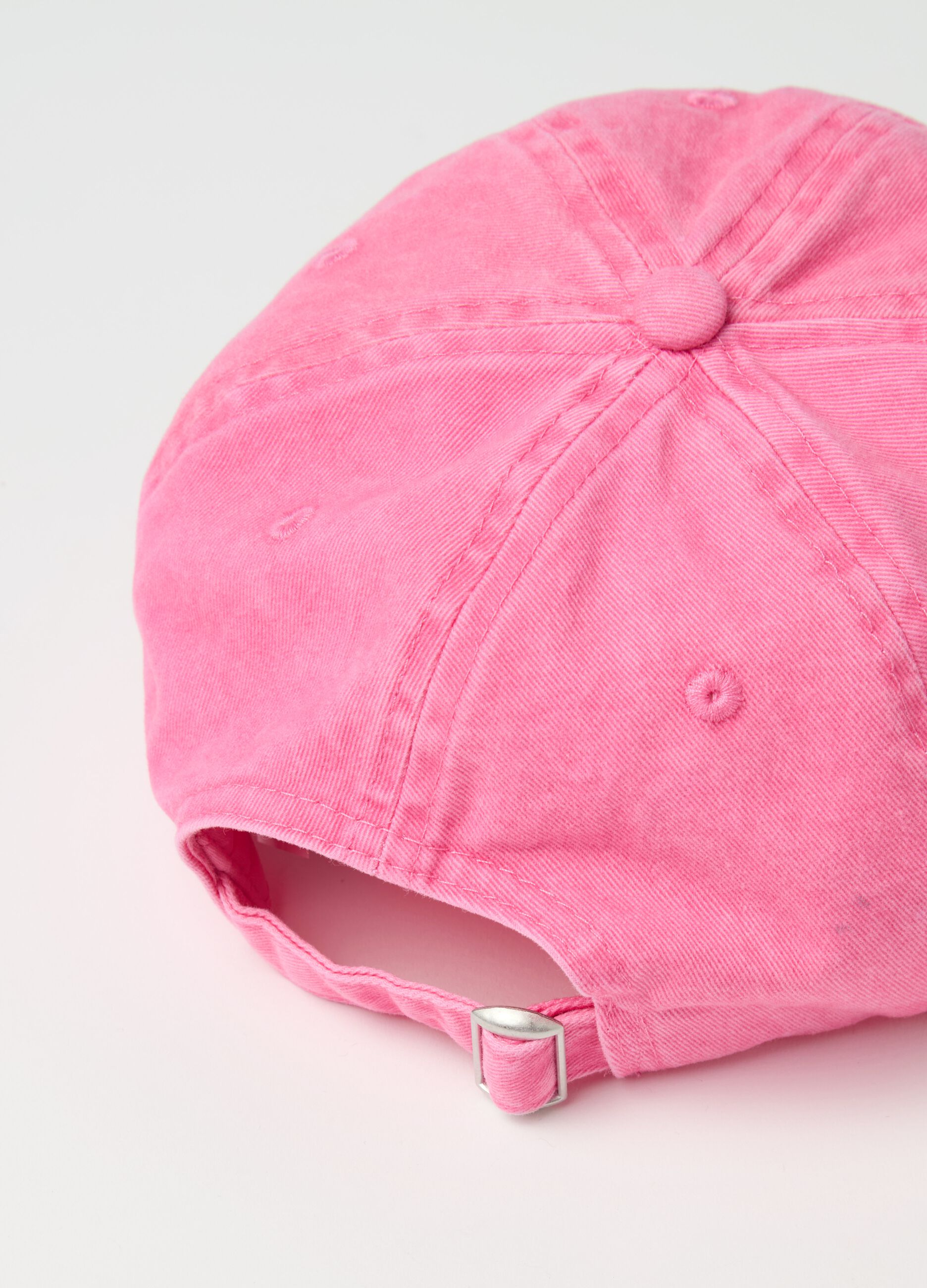 Baseball cap in denim with embroidery