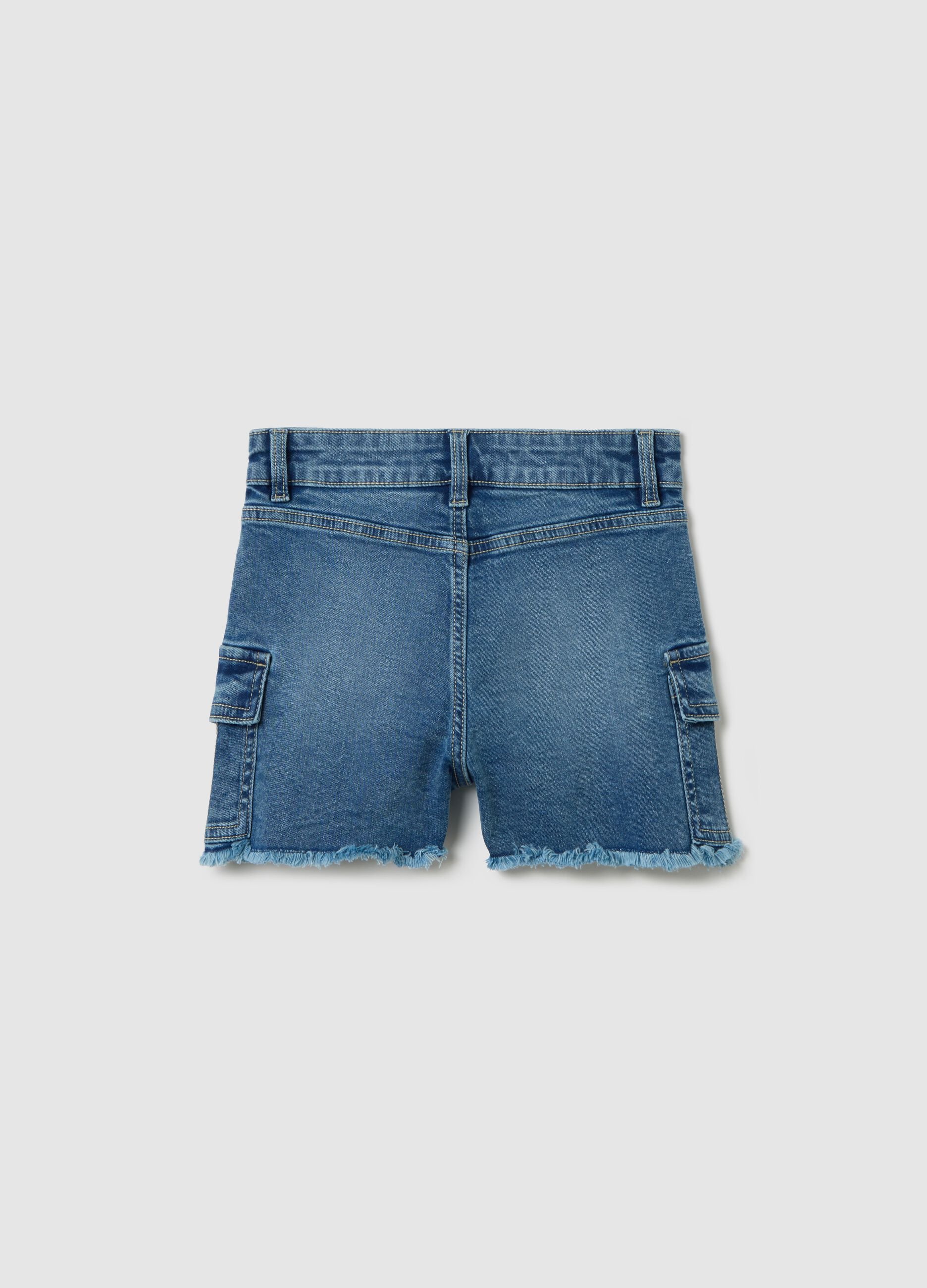 Shorts cargo denim con orlo sfrangiato