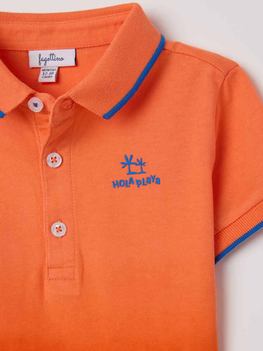 Orange cotton polo shirt with "Hola Playa" print_3