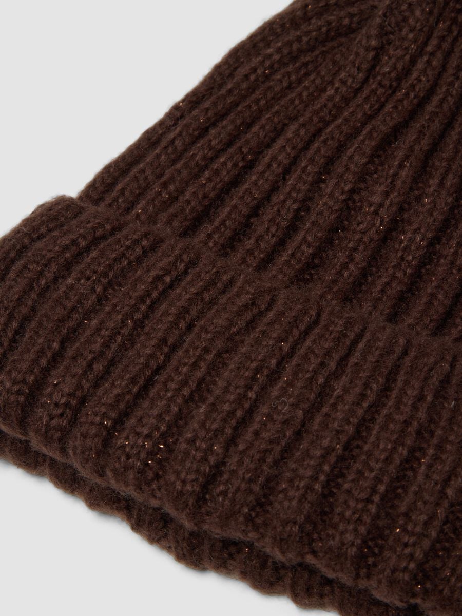 Berretto marrone scuro a coste con pompon_1