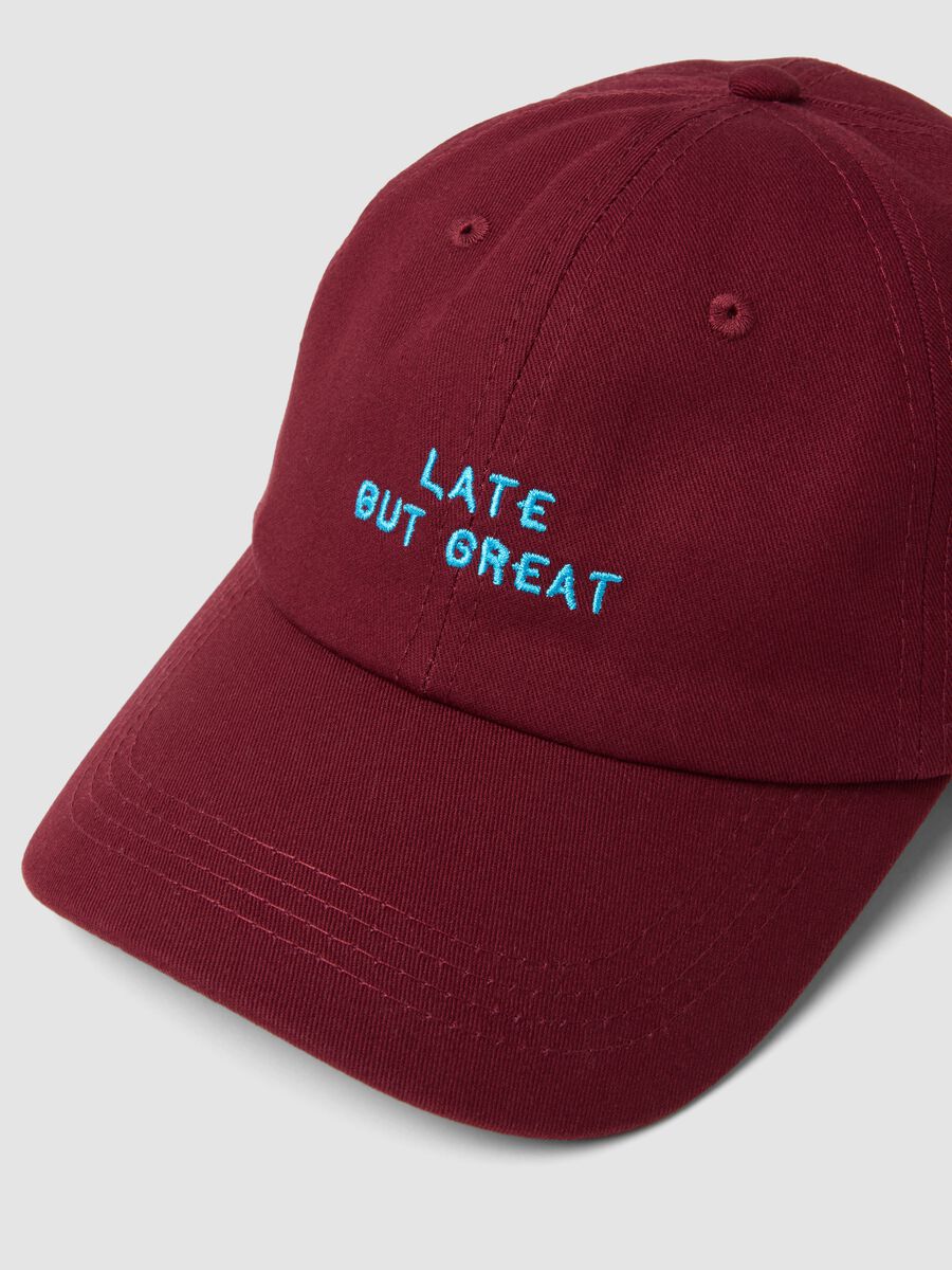 Red pure cotton baseball cap with embroidered phrase_1