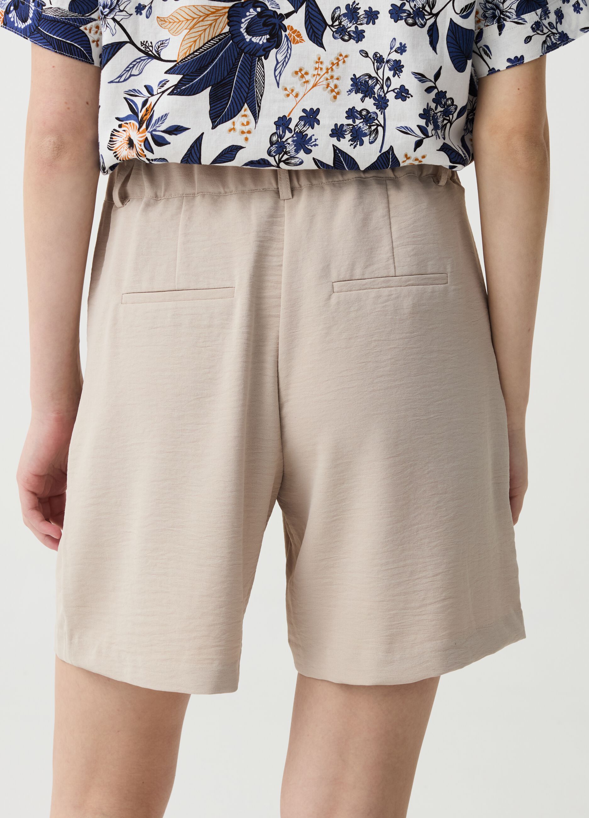 Fluid Bermuda shorts with darts