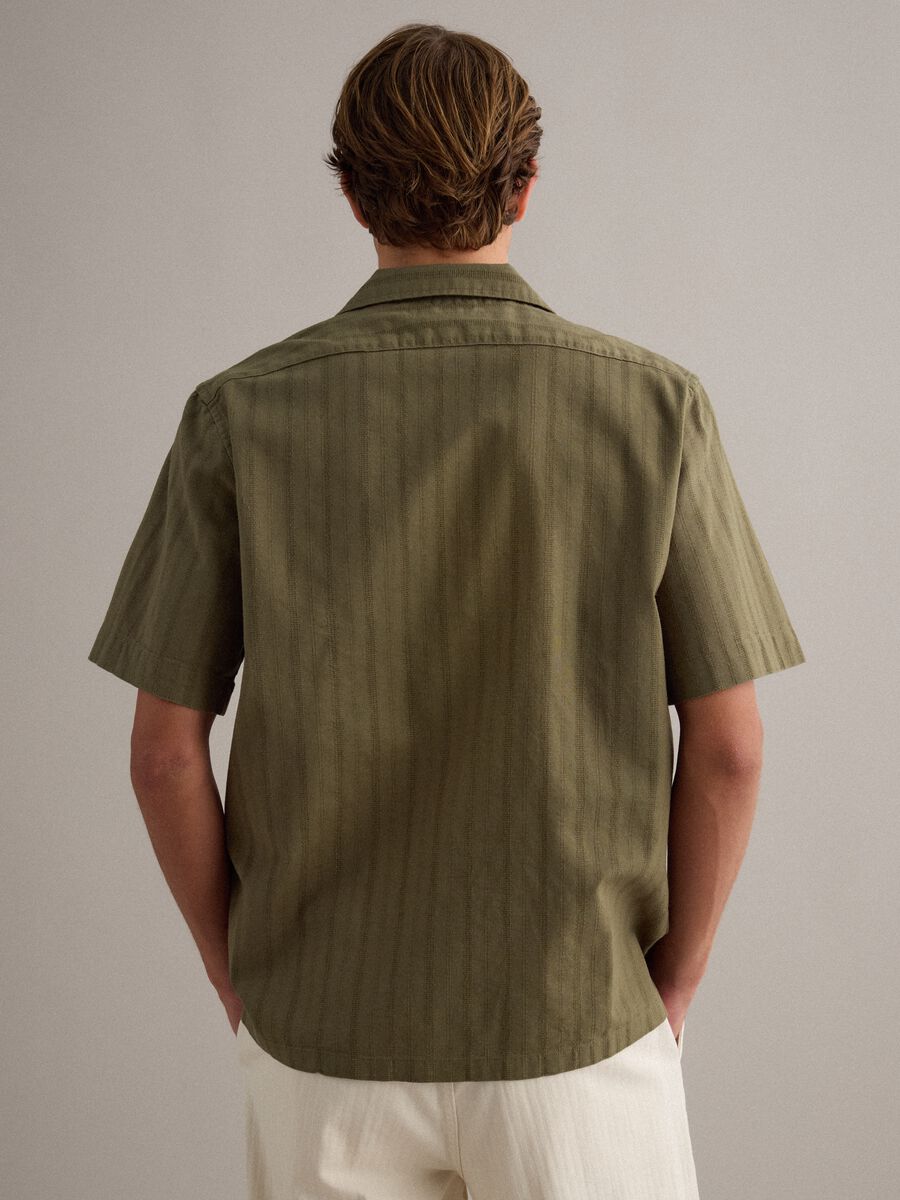 Camicia verde in cotone organico con collo bowling_3
