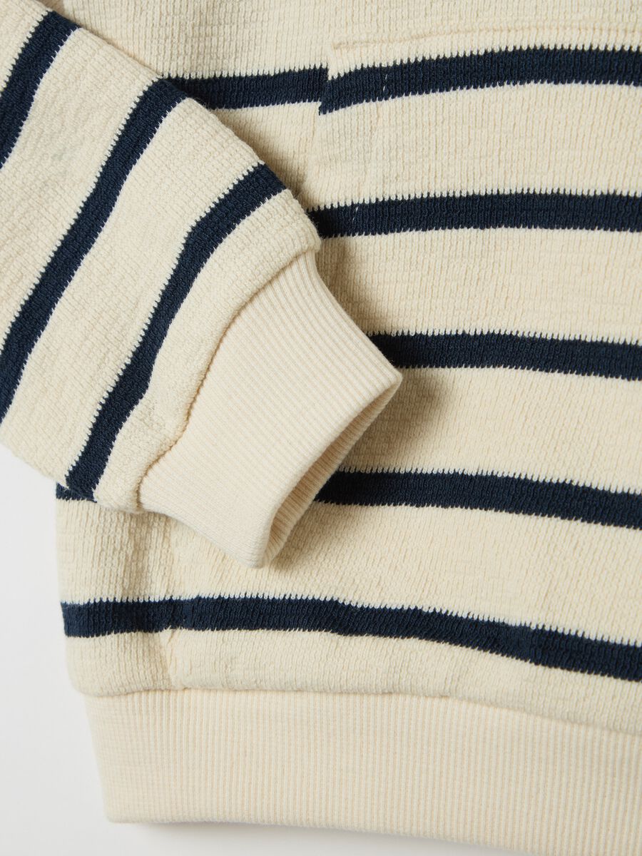 Sweatshirt with striped pattern and hood_3
