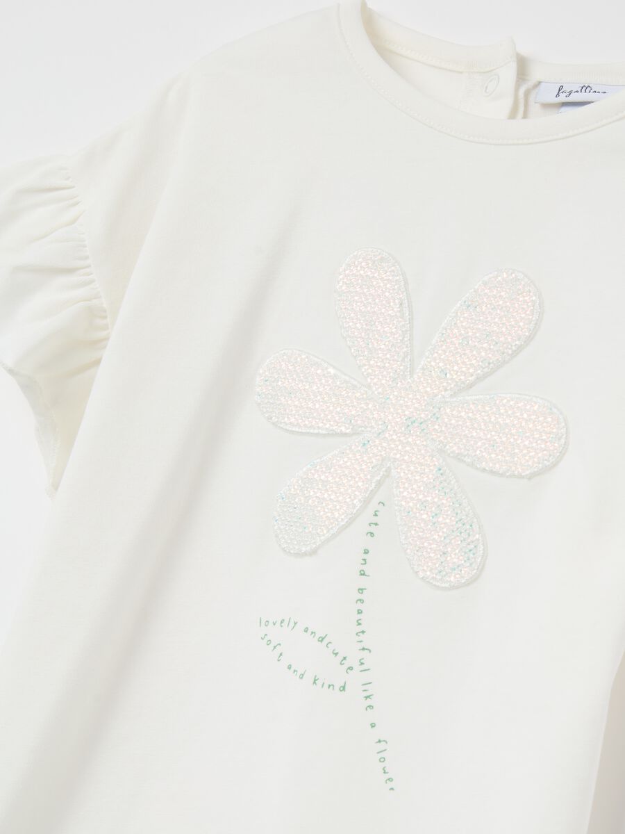 T-shirt with flounce and flower application_2